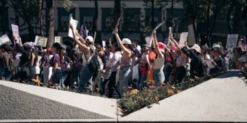 Marcha de pueblos indígenas en el sur de México exigiendo paz y defensa de territorios ancestrales.