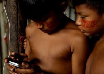 Comunidad indígena a orillas del río en la Amazonía peruana, región afectada por mercurio en Madre de Dios.