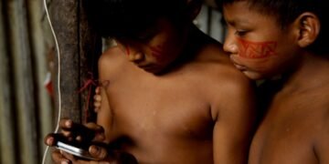 Comunidad indígena a orillas del río en la Amazonía peruana, región afectada por mercurio en Madre de Dios.