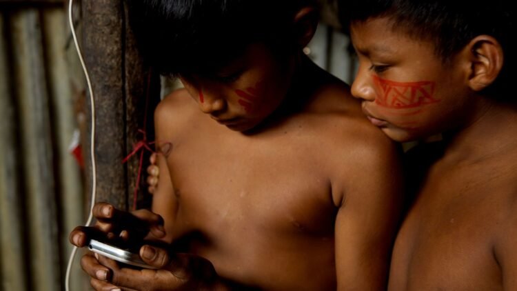 Comunidad indígena a orillas del río en la Amazonía peruana, región afectada por mercurio en Madre de Dios.