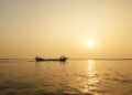 Embarcación de pesca artesanal en el río Madeira, Amazonía brasileña, donde comunidades indígenas consumen pescado contaminad