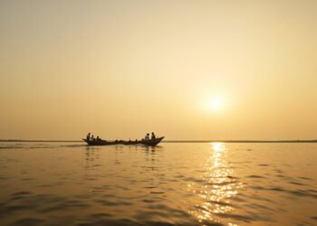 Embarcación de pesca artesanal en el río Madeira, Amazonía brasileña, donde comunidades indígenas consumen pescado contaminad
