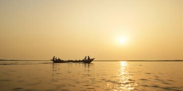 Embarcación de pesca artesanal en el río Madeira, Amazonía brasileña, donde comunidades indígenas consumen pescado contaminad