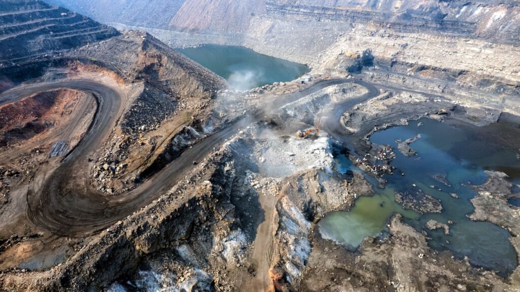 Vista aérea de una mina a cielo abierto, representando la extracción de minerales críticos en África.
