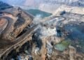 Vista aérea de una mina a cielo abierto, representando la extracción de minerales críticos en África.