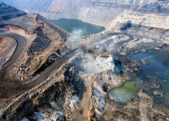 Vista aérea de una mina a cielo abierto, representando la extracción de minerales críticos en África.