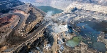 Vista aérea de una mina a cielo abierto, representando la extracción de minerales críticos en África.