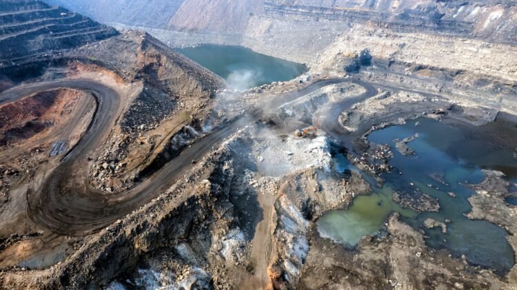 Vista aérea de una mina a cielo abierto, representando la extracción de minerales críticos en África.