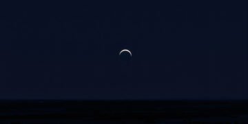 Cielo oscurecido durante un eclipse solar, fenómeno que altera el comportamiento de los animales.