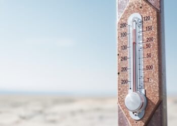 Termómetro marcando temperaturas extremas durante una ola de calor en Europa.