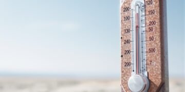 Termómetro marcando temperaturas extremas durante una ola de calor en Europa.