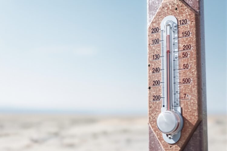 Termómetro marcando temperaturas extremas durante una ola de calor en Europa.