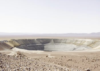 Vista aérea de una mina a cielo abierto en Bolivia, territorio afectado por la actividad extractiva sin consulta previa.