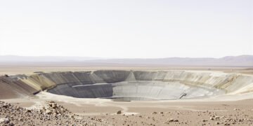 Vista aérea de una mina a cielo abierto en Bolivia, territorio afectado por la actividad extractiva sin consulta previa.
