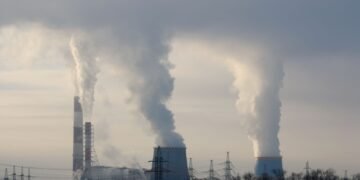 Planta de energía a carbón emitiendo humo, símbolo de las emisiones que países desarrollados conocían riesgosas desde hace dé