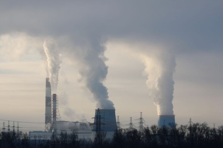 Planta de energía a carbón emitiendo humo, símbolo de las emisiones que países desarrollados conocían riesgosas desde hace dé