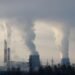Planta de energía a carbón emitiendo humo, símbolo de las emisiones que países desarrollados conocían riesgosas desde hace dé