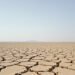 Tierra agrietada por la sequía, símbolo de la desertificación que enfrentan los países del Sur global.