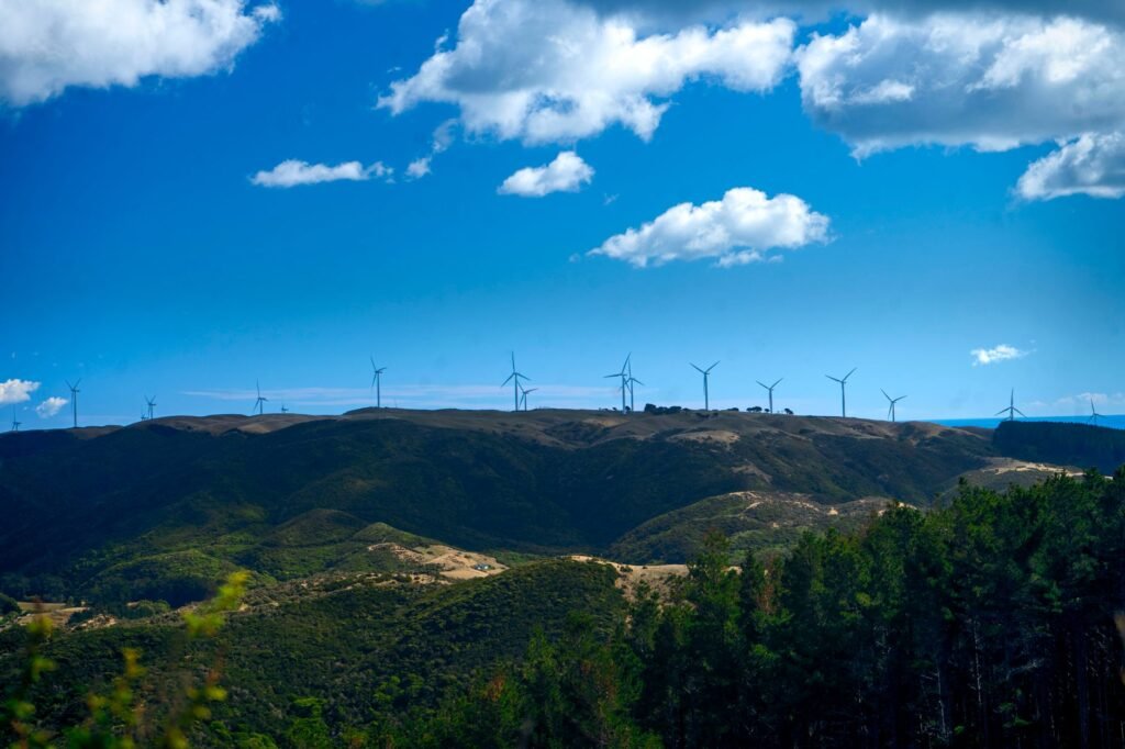 Aerogeneradores en paisaje montañoso del País Vasco bajo cielo despejado.