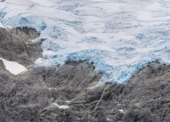 Vista de glaciares en las montañas del Himalaya, zona donde el permafrost se está descongelando aceleradamente debido al camb