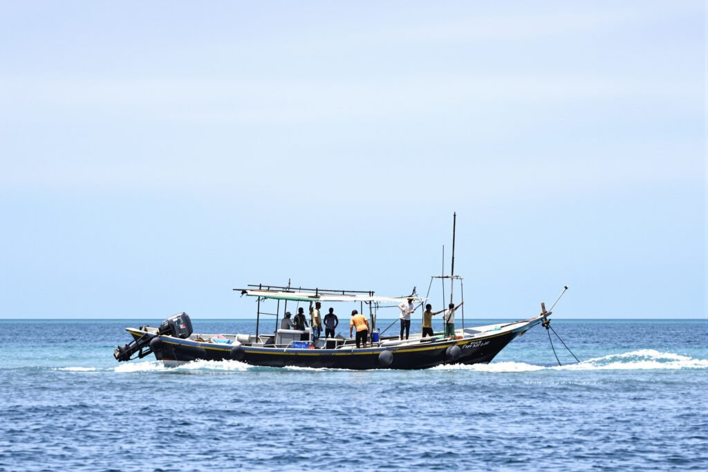 Pescadores artesanales en la costa del Caribe colombiano, región donde los wayuu protegen tiburones.