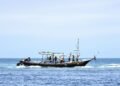 Pescadores artesanales en la costa del Caribe colombiano, región donde los wayuu protegen tiburones.