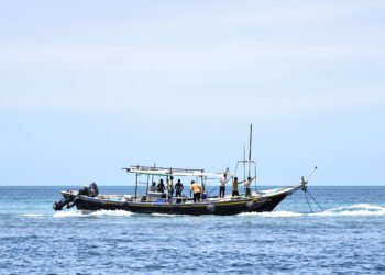 Pescadores artesanales en la costa del Caribe colombiano, región donde los wayuu protegen tiburones.