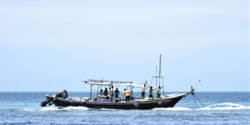 Pescadores artesanales en la costa del Caribe colombiano, región donde los wayuu protegen tiburones.
