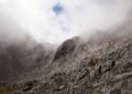 Ladera montañosa con erosión y deformación del terreno, típica de zonas de riesgo geológico en China.