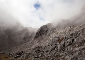 Ladera montañosa con erosión y deformación del terreno, típica de zonas de riesgo geológico en China.