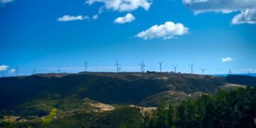 Instalaciones de energía renovable en China reflejando la transición energética del plan quinquenal sobre cambio climático.
