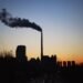 Central térmica de carbón en China emitiendo humo hacia el cielo, símbolo de la política energética fósil del país.