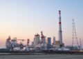 Planta de energia a carbon en China al atardecer, simbolizando la tension entre crecimiento y transicion energetica.