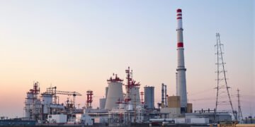 Planta de energia a carbon en China al atardecer, simbolizando la tension entre crecimiento y transicion energetica.