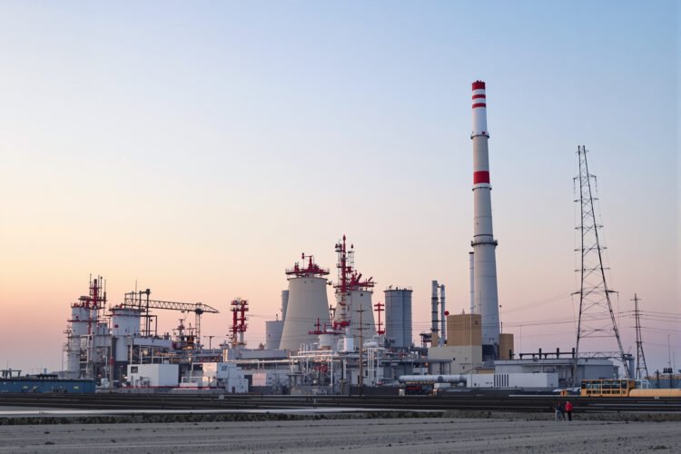 Planta de energia a carbon en China al atardecer, simbolizando la tension entre crecimiento y transicion energetica.