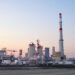 Planta de energia a carbon en China al atardecer, simbolizando la tension entre crecimiento y transicion energetica.