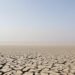 Lecho seco del río Danubio con tierra agrietada por la sequía extrema en Europa del Este.