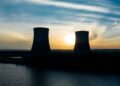 Torres de refrigeración de una central nuclear al atardecer, representando la prórroga de Almaraz hasta 2030.