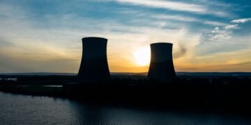 Torres de refrigeración de una central nuclear al atardecer, representando la prórroga de Almaraz hasta 2030.