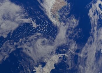 Vista satelital del océano Pacífico mostrando corrientes cálidas asociadas al fenómeno de El Niño.
