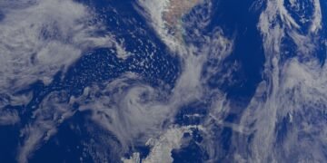 Vista satelital del océano Pacífico mostrando corrientes cálidas asociadas al fenómeno de El Niño.