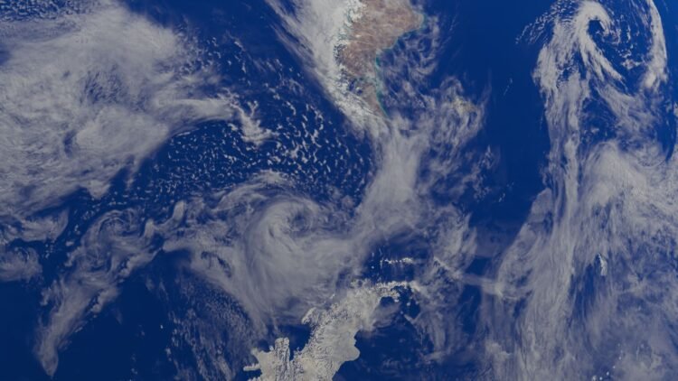 Vista satelital del océano Pacífico mostrando corrientes cálidas asociadas al fenómeno de El Niño.