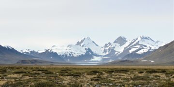Vista de un glaciar andino en la Patagonia argentina, donde la desprotección legal amenaza las reservas estratégicas de agua.