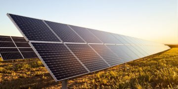 Paneles solares en un campo de España bajo el sol del mediodía, símbolo del récord de generación renovable.
