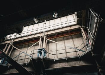 Red de tuberías subterráneas para sistemas de refrigeración centralizada urbana.