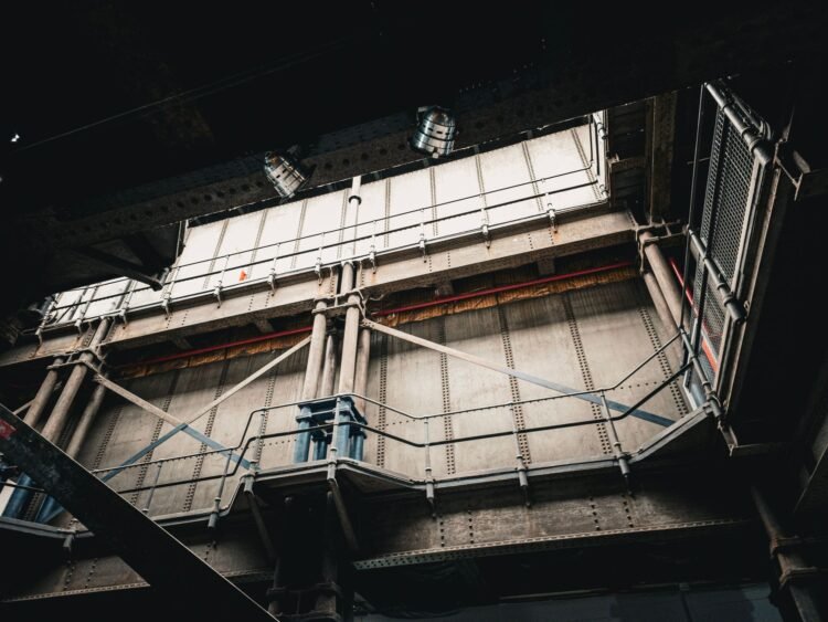 Red de tuberías subterráneas para sistemas de refrigeración centralizada urbana.