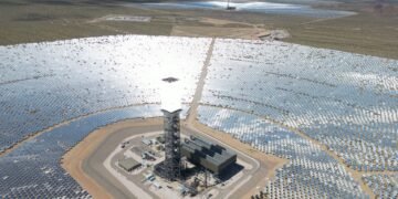 Paneles solares bajo el calor intenso del desierto, representando el aprovechamiento de energía térmica.