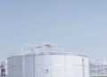 Tanques de almacenamiento criogénico en una planta industrial británica, tecnología similar a la batería de aire líquido sin