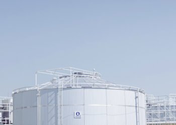 Tanques de almacenamiento criogénico en una planta industrial británica, tecnología similar a la batería de aire líquido sin