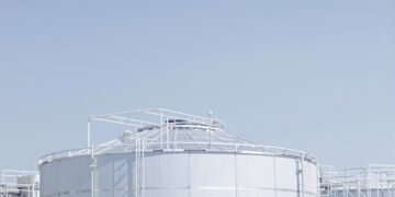 Tanques de almacenamiento criogénico en una planta industrial británica, tecnología similar a la batería de aire líquido sin